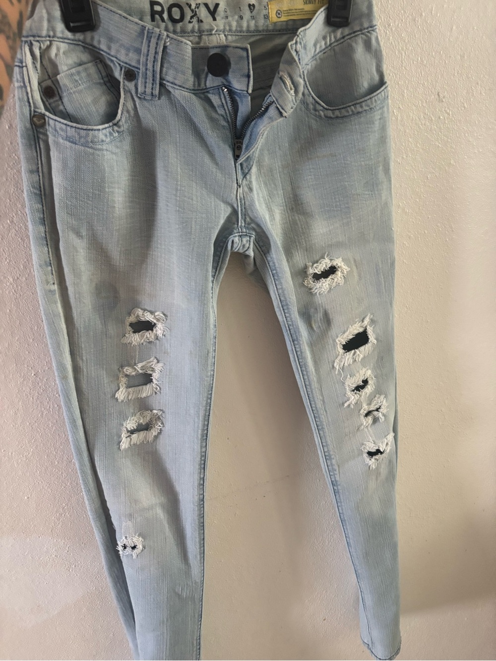 Roxy Light Wash Distressed Skinny Jeans size 3